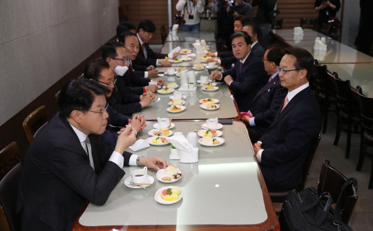 27일 국회 의원회관 식당에서 열린 미래통합당 3선 당선자 모임 회의에 참석한 의원들이 대화하고 있다. 이날 회의에는 김도읍, 김태흠, 박덕흠, 이종배, 이헌승, 이채익, 유의동, 윤재옥, 조해진, 장제원, 하태경 의원이 참석했다. 연합뉴스